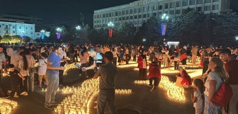 ДАГЕСТАН.  На главной площади Махачкалы 25 тысяч свечей образовали «огненную картину войны»