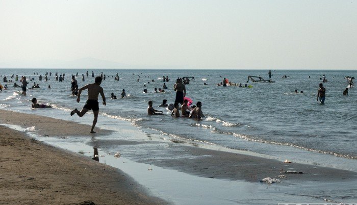 Жители Дагестана игнорируют запрет на купание на пляжах Каспийска