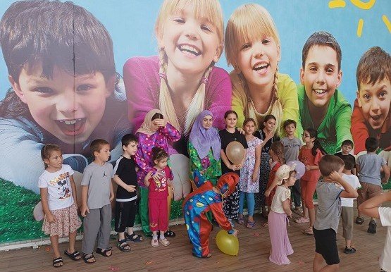ЧЕЧНЯ. Воспитатель Аргунского реабилитационного центра организовала для детей необычный праздник – клоунаду