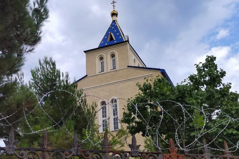 ДАГЕСТАН. В Дагестане православные храмы начали огораживать колючей проволокой