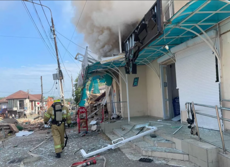КРАСНОДАР. На Кубани МЧС потушило пожар на месте взрыва газа