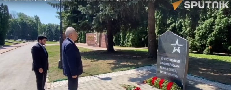 Посол Армении в РФ Вагаршак Арутюнян посетил сквер русско-армянской дружбы и посадил ель
