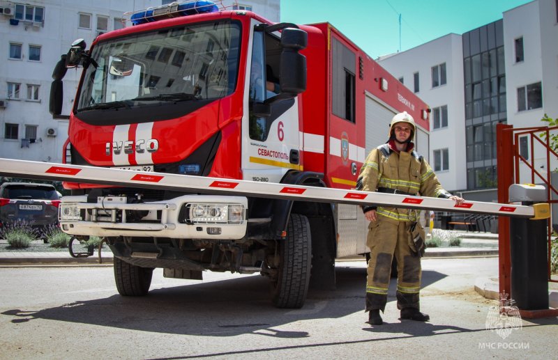 СЕВАСТОПОЛЬ. Дорогу спецтехнике! Севастопольские сотрудники МЧС России проверили, что осложняет проезд пожарным машинам во дворах