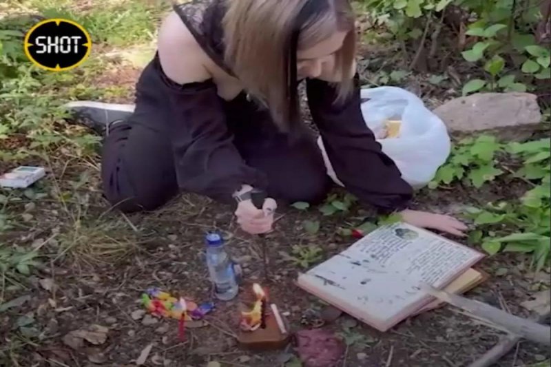 СТАВРОПОЛЬЕ. Ставропольская «ведьма» проводит ритуалы на кладбище, принося черепа птиц