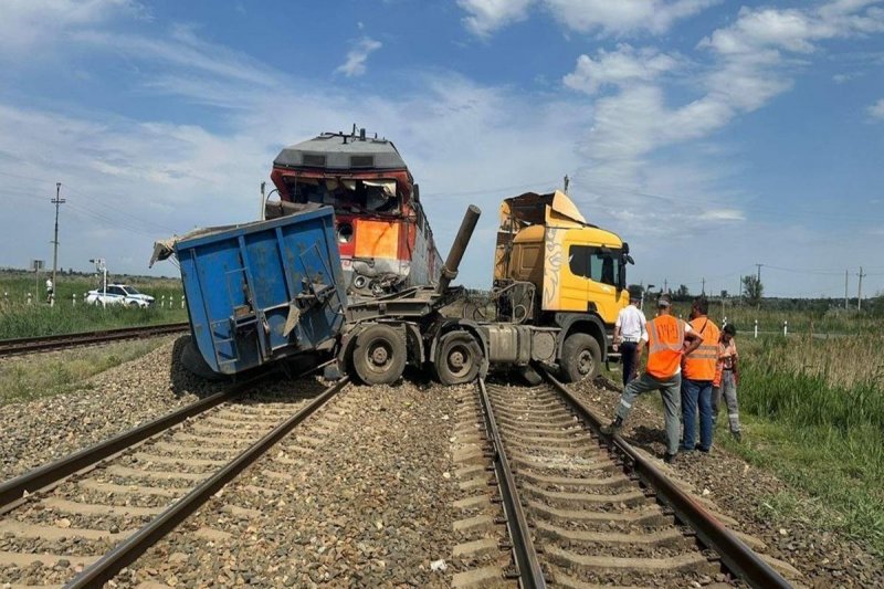 ВОЛГОГРАД. В Волгоградской области поезд влетел в грузовик