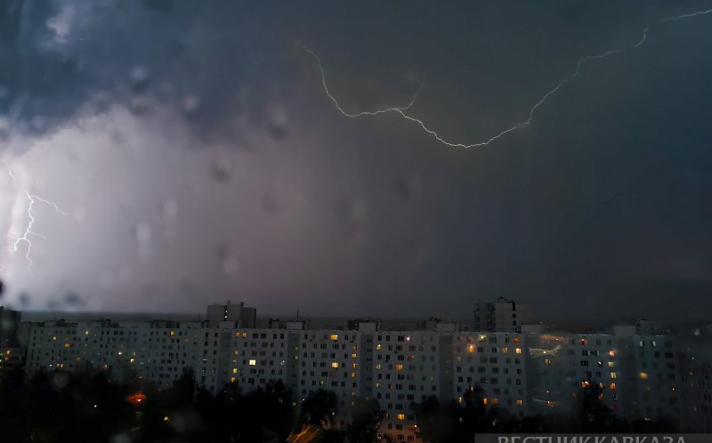 АБХАЗИЯ. Молния зажгла дерево в Сухуме