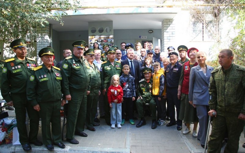 АСТРАХАНЬ. В области прошел у дома ветерана парад