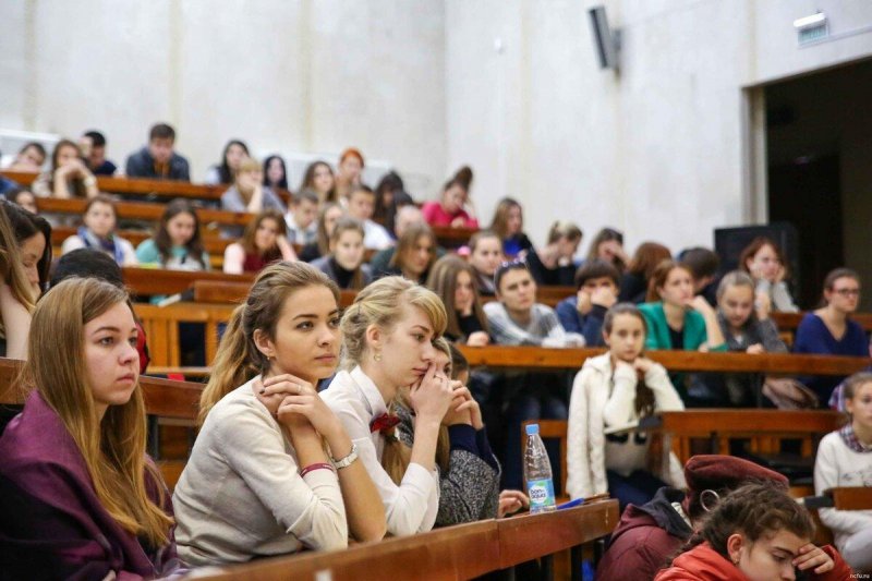 АДЫГЕЯ. В Адыгее командир огнеметной роты провел встречу с учащимися ВУЦ при МГТУ