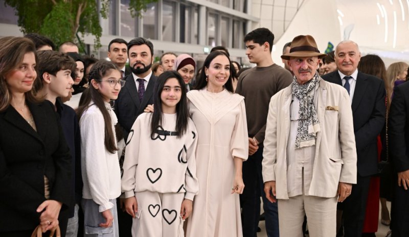 АЗЕРБАЙДЖАН. Лейла Алиева и Арзу Алиева приняли участие в фотовыставке "Земля глазами детей"