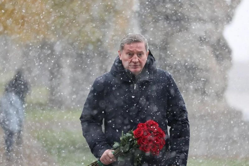 ВОЛГОГРАД. Губернатор Волгоградской области посетил Мамаев курган и возложил цветы