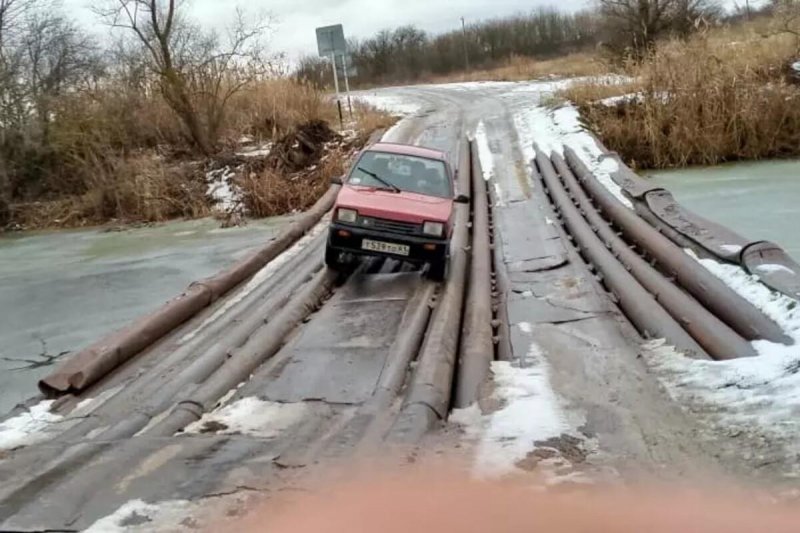 РОСТОВ. В Ростовской области жители опасаются за безопасность детей из-за аварийного моста