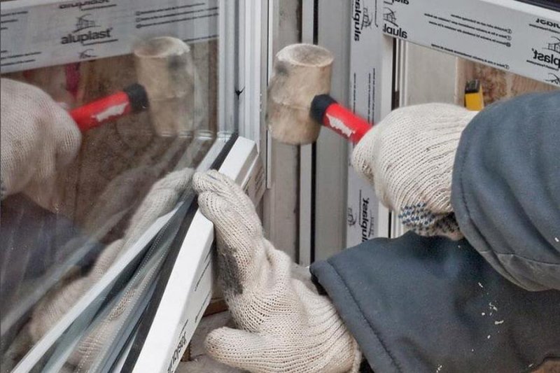 РОСТОВ. Слюсарь: Разбитые в результате атаки БПЛА окна в квартирах в Ростове заменят до 15 февраля