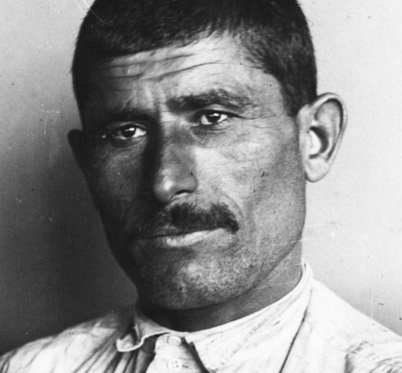 ЧЕЧНЯ.  Чеченский нефтяник орденоносец Ахмед Башаев (1931 год)