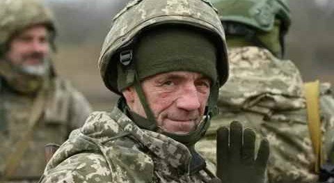 Доигрались: Украина разрешает пенсионерам идти в армию по контракту