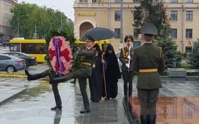 Католикос Всех армян возложил цветы к монументу Победы в Минске