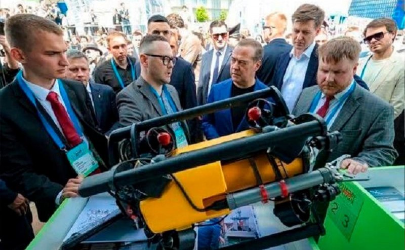 АСТРАХАНЬ. Астраханский подводный робот вызвал интерес у Дмитрия Медведева