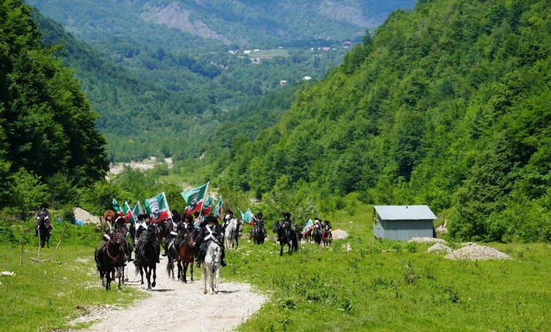 ЧЕЧНЯ. Более 150 человек приняли участие в конном походе «По следам Героев» в Веденском районе