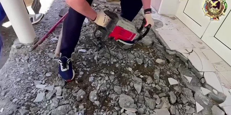 ЧЕЧНЯ. Субботник. В соответствии с поручением прокурора республики Арсана Адаева работниками Шатойской межрайонной прокуратуры проведен субботник по уборке административного здания и санитарной очистке приле