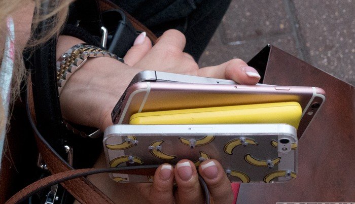 Интуристам в Астане начали вручать бесплатные SIM-карты