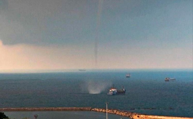 КРАСНОДАР. Жители Туапсе заметили смерч у берега Черного моря