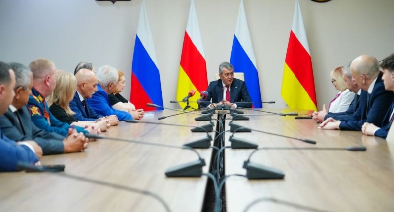 ОСЕТИЯ. Меняйло поздравил и вручил награды лауреатам за заслуги перед республикой