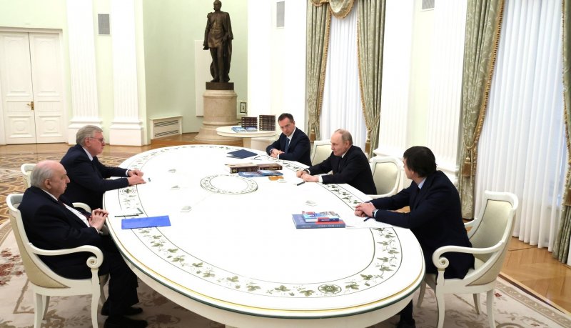 Путин обсудил историю с редакторами учебников — в числе участников был и Сергей Кравцов