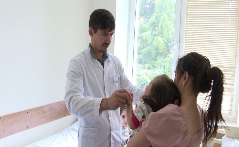 С. ОСЕТИЯ. Во Владикавказе полуторагодовалая девочка, упавшая с высоты 12 этажа, пошла на поправку