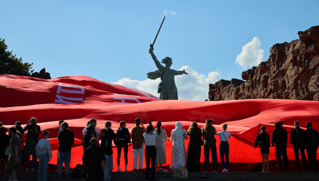 ВОЛГОГРАД. На Мамаевом кургане развернули самое большое Знамя Победы