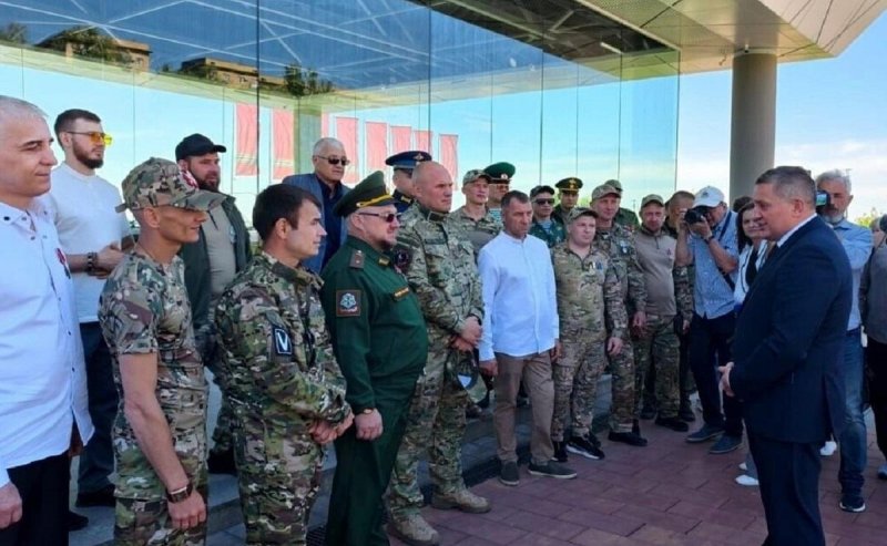 ВОЛГОГРАД. Участникам СВО из Волгограда вручили спецавтомобили