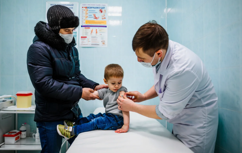 Врач объяснила, почему вакцинация нужна детям и развеяла мифы