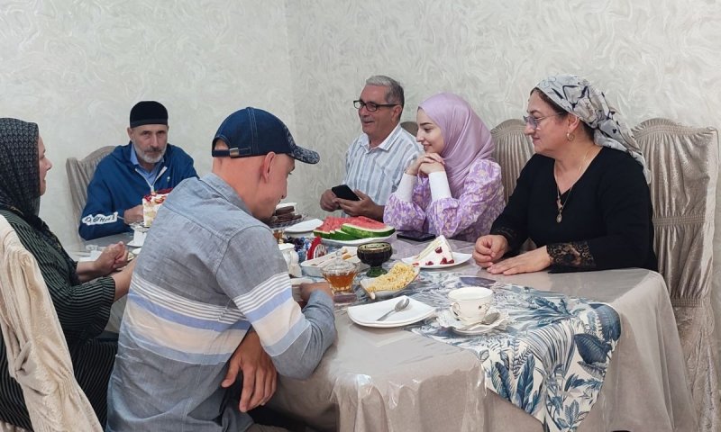 ЧЕЧНЯ. Под крышей одной семьи: Активисты «Единой России» собрали гостей за чашкой чая в День семьи