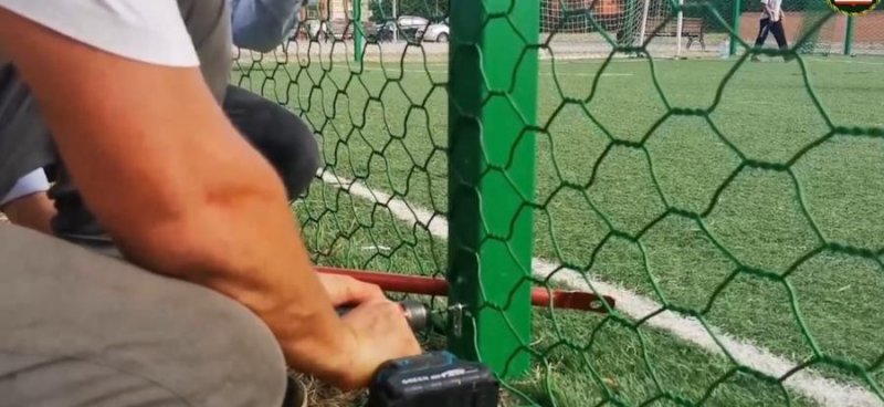 ЧЕЧНЯ.  В столице Чеченской Республики активно продолжаются масштабные субботники, организованные в рамках Года Грозного и района имени Владимира Путина. Об этом сообщили в мэрии Грозного.     Уборка, охватившая все четыре района города, уже принесла значительные результаты: отремонтировано более 1500 подъездов, 222 детских площадки, около 500 фасадов зданий и 40 футбольных полей.   Инициатором масштабных санитарных мероприятий стал Глава Чеченской Республики Рамзан Кадыров. Последовав его призыву, к общегородскому субботнику присоединились десятки тысяч жителей. Основное внимание уделяется уборке и благоустройству дворовых территорий, а также приведению в порядок фасадов зданий, подъездов, детских и спортивных площадок.   "Участники субботников с энтузиазмом выполняют поставленные задачи, демонстрируя неравнодушное отношение к внешнему облику родного города," – отметили в мэрии.   Сообщается, что ход работ находится под личным контролем Мэра столицы Хас-Магомеда Кадырова.