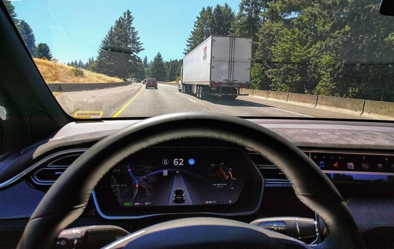 Подпольные китайские гаджеты обманывают систему контроля Tesla за рулём