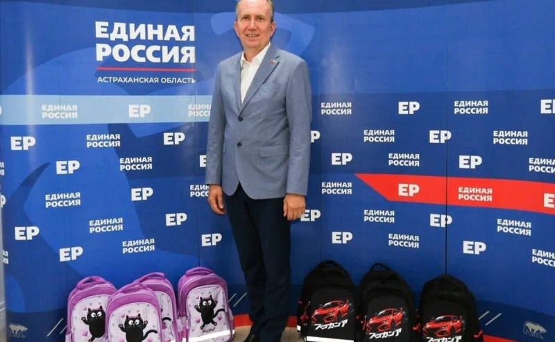 АСТРАХАНЬ. Председатель Гордумы Астрахани Игорь Седов принял участие в акции «Собери ребенка в школу»