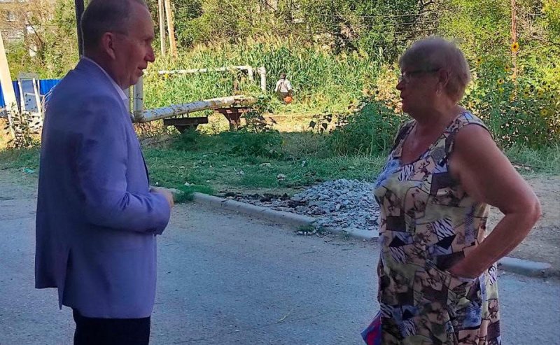 АСТРАХАНЬ. Спикер Гордумы Астрахани Игорь Седов: В Трусовском районе убрали сорную растительность по просьбе местных жителей