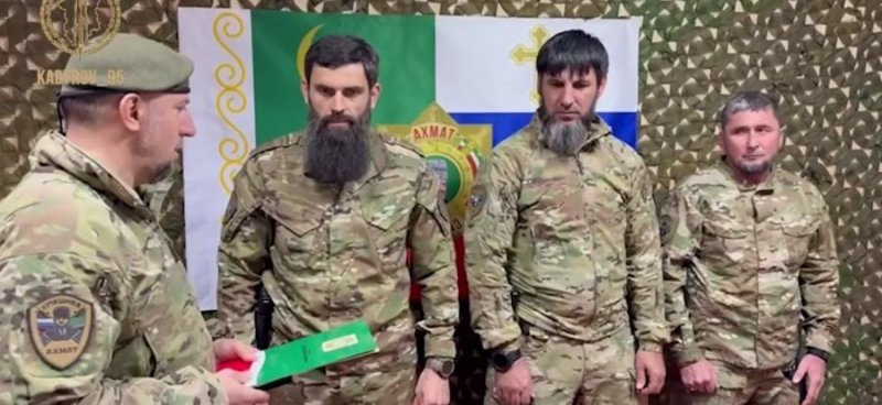 ЧЕЧНЯ.  Герои ЧР: трём бойцам «Ахмат-Чечня» вручили высшее звание республики