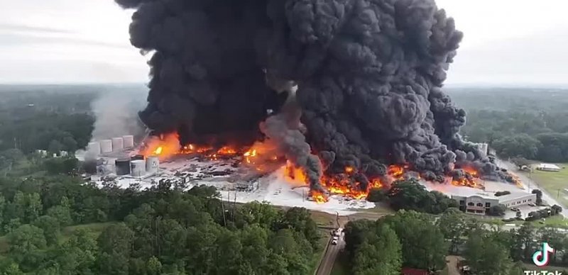 Пожар апокалипсиса: взрыв в Луизиане стёр с лица земли крупное предприятие