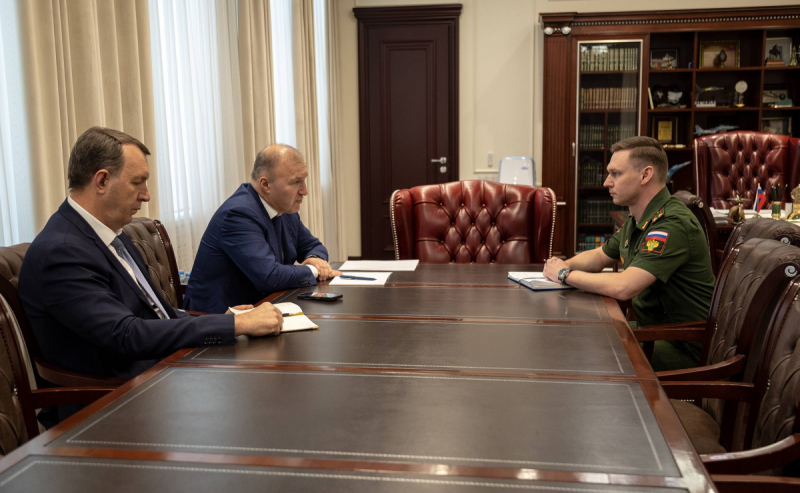 АДЫГЕЯ. Глава Адыгеи Мурат Кумпилов обсудил защиту прав военнослужащих и поддержку участников СВО с военным прокурором Майкопского гарнизона Максимом Говоровым