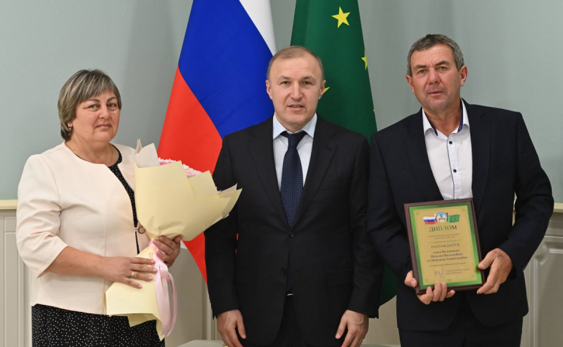 АДЫГЕЯ. Глава Адыгеи Мурат Кумпилов поздравил лауреатов Всероссийского конкурса «Семья года»