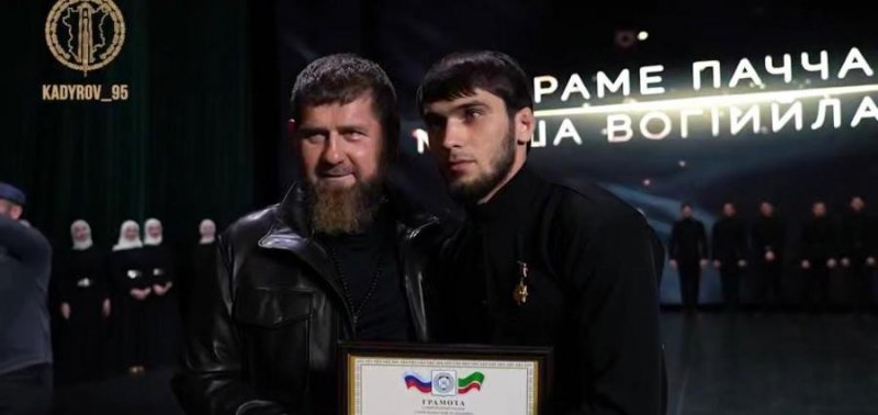 ЧЕЧНЯ. Рамзан Кадыров наградил солиста ансамбля «Вайнах» Нурди Гацаева за героизм и службу Отечеству