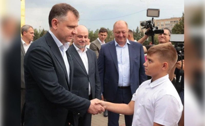 РОСТОВ. Врио губернатора Юрий Слюсарь встретился с 10-летним героем из Волгодонска