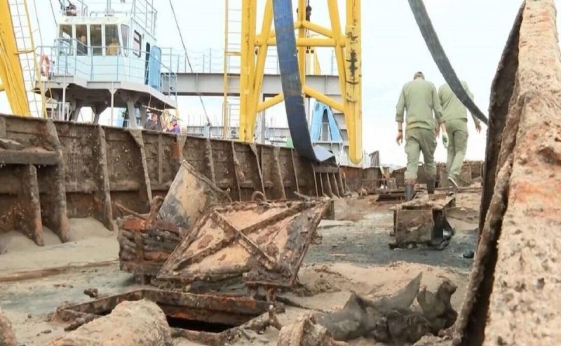 ВОЛГОГРАД. В Волгограде со дня Волги подняли два судна, затонувшие более 83 лет назад