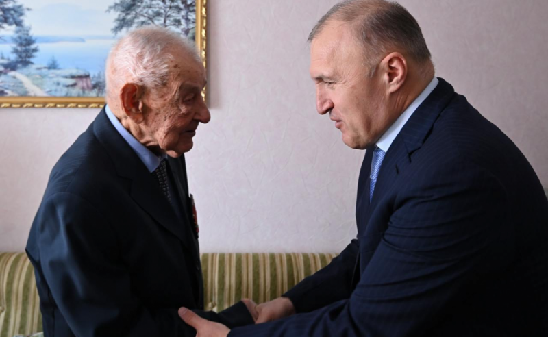 АДЫГЕЯ. Глава Адыгеи Мурат Кумпилов поздравил 100-летнего ветерана ВОВ Ивана Дзюбу с Днем пожилого человека