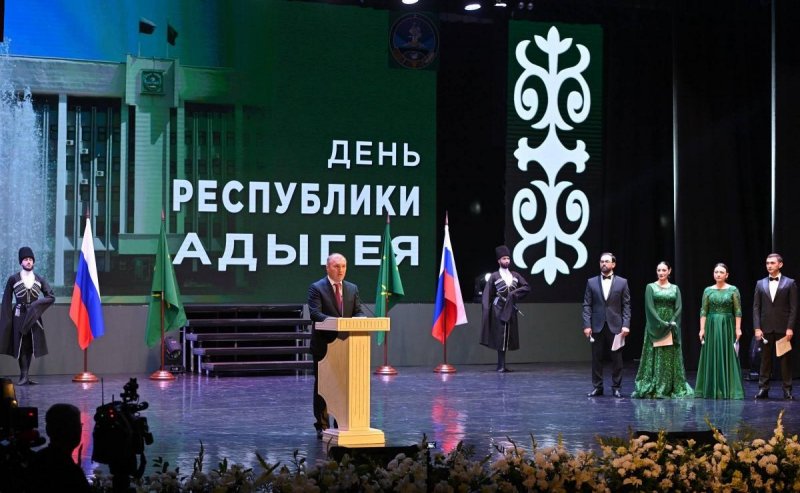 АДЫГЕЯ. Глава Адыгеи Мурат Кумпилов вручил государственные награды выдающимся представителям профессий в преддверии 35-летия республики