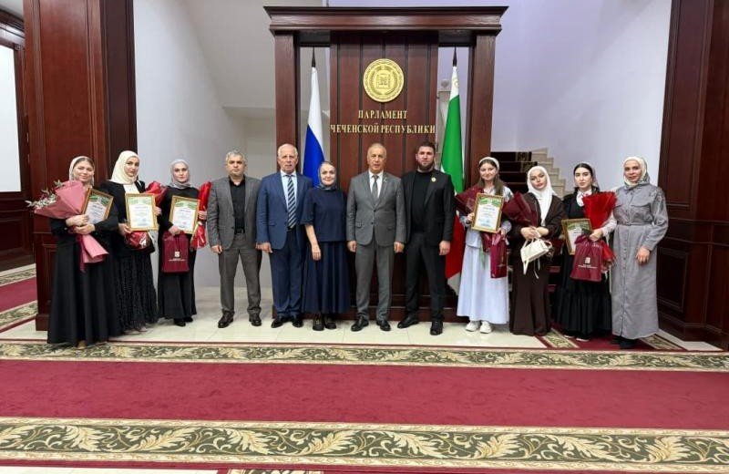 ЧЕЧНЯ.  В Парламенте Чечни наградили победителей литературного конкурса «Кегийрхойн кхолларалла»