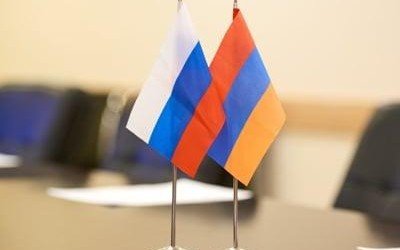 Французов о внешнем курсе Армении: Сидеть на двух стульях невозможно
