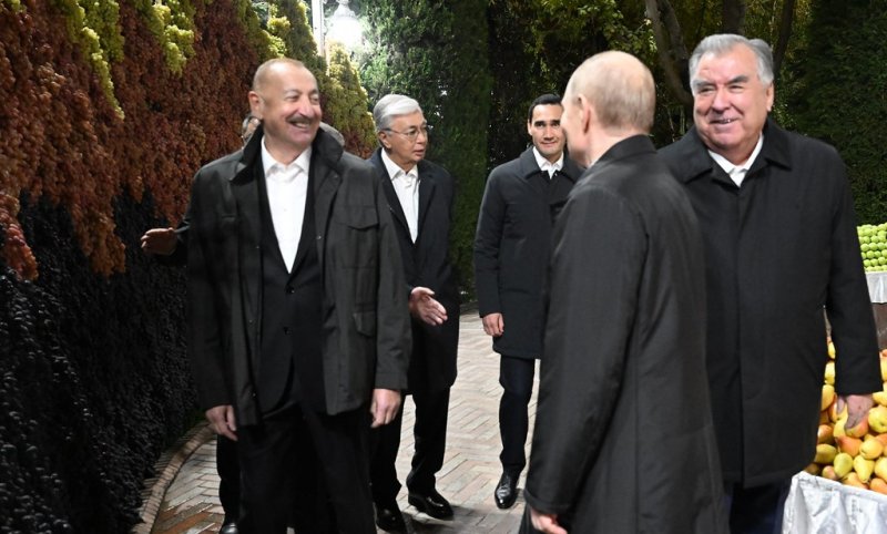 Владимир Путин и Ильхам Алиев обнялись на неформальной встрече лидеров СНГ в Душанбе