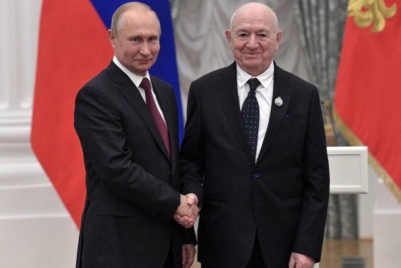 Владимир Путин присвоил Никите Симоняну звание Героя труда