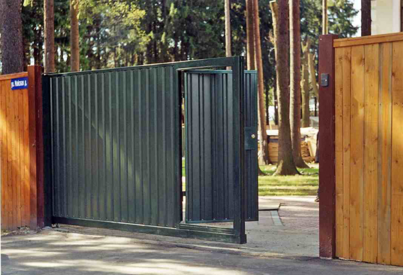 Откатные ворота: современное решение для участка и гаража