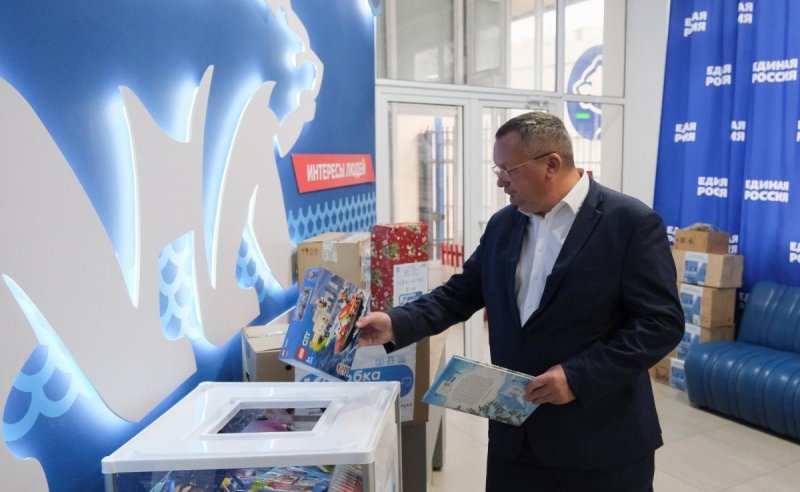 АСТРАХАНЬ. Депутаты областной Думы во главе с Игорем Мартыновым поддержали благотворительную акцию «Коробка храбрости»